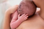 6 cách giúp mẹ làm sạch "cứt trâu" cho bé