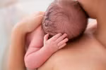 6 cách giúp mẹ làm sạch "cứt trâu" cho bé