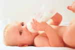  Rủi ro nghiêm trọng khi bé uống nhiều sữa mỗi ngày