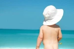 Không phải mẹ nào cũng biết cách tắm nắng cho con