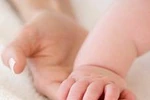 "Soi" móng tay đoán sức khỏe bé