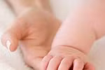 "Soi" móng tay đoán sức khỏe bé