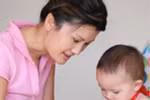 Trò chơi phối hợp tay mắt cho bé 1 tuổi
