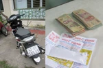 Cặp vợ chồng cậy cốp xe 'kiếm' hàng trăm triệu trong nháy mắt