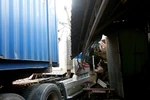Xe container lao vào nhà dân, nhiều người thoát chết trong gang tấc