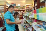 Hà Nội: Phụ huynh "mướt mồ hôi" tìm mua sách giáo khoa cho con