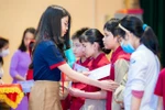 HS trường Đoàn Thị Điểm tặng học bổng cho HS khiếm thị và HS nghèo TP Hà Nội