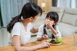 Tuyệt chiêu nhàn tênh giúp mẹ hiện đại “dỗ” con “nạp” rau ngày Tết
