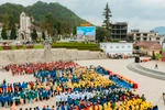 Hàng nghìn người xuống đường dọn rác, trồng cây vì Sa Pa xanh, sạch, đẹp