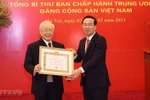 Tổng Bí thư Nguyễn Phú Trọng nhận Huy hiệu 55 năm tuổi Đảng
