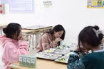 Học sinh vùng cao vui mừng nhận sữa từ quỹ phát triển tài năng Việt 