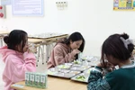 Học sinh vùng cao vui mừng nhận sữa từ quỹ phát triển tài năng Việt 
