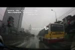 Clip 3 xe buýt Hà Nội cùng vượt đèn đỏ