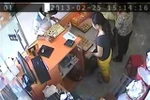 Cận cảnh "kịch bản" trộm xe máy hoàn hảo trước tiệm bánh ngọt