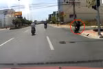 Clip: Ôtô truy đuổi hai tên cướp giỏ xách