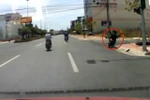 Clip: Ôtô truy đuổi hai tên cướp giỏ xách