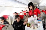 Hành khách than phiền vé bay Vietjet Air không rẻ, dịch vụ "xô bồ"