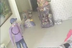 Clip: 5 phút thực hiện trót lọt 2 vụ trộm điện thoại, xe máy