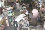 Clip: Quyết lừa cụ già bán tạp hóa lấy trộm cả xấp thẻ cào