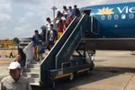 Máy bay Vietnam Airlines đi Cần Thơ hạ cánh ở TP.HCM