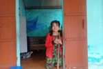 Thương cảm cô bé lọ lem tàn tật nuôi mẹ là cô giáo bị thần kinh