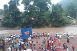 Trường tôi khai giảng rưng rưng lệ sầu...