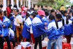 “Ôm tôi đi” và niềm vui của cô trò miền núi Quảng Bình