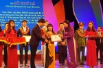 Nghị lực học tiếng Anh của cô gái trẻ khiếm thính