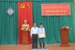 Khen thưởng học sinh dũng cảm cứu cô giáo trong cơn lũ dữ
