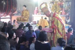 Leo núi Thần Đinh lấy “nước thánh”