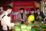 Những "cô cậu Lang Liêu" gói bánh chưng tặng bạn nghèo dịp Tết