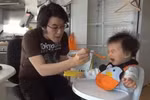 Clip: Độc chiêu dỗ trẻ ăn bằng 'Gangnam Style'