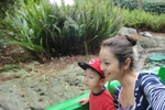 Jennifer Phạm xinh tươi đưa con đi chơi công viên