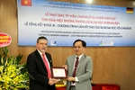 Vinh danh “Vì sự nghiệp giáo dục” cho Giáo sư Herfurth Lutz