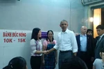 Ông Obama thong dong vào hàng bún chả trên phố Lê Văn Hưu