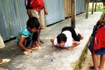 Ở nơi ấy, học sinh chân trần trèo dốc đến trường