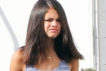 Selena Gomez mặt nhăn nhó như... ăn nhầm ớt