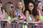 Selena Gomez tiếp tục 'trác táng': Áo tắm, nhảy trên ban công!