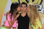 Hot 16/3: Joe Jonas mỗi bên một người đẹp hôn má