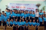 Thầy Tưởng và học sinh lớp chủ nhiệm (Ảnh nhà trường cung cấp)