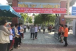 Đội tình nguyện chào đón những thí sinh ra đầu tiên (Ảnh: Phan Tuyết)