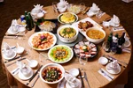 Không ai bắt phải mang nỗi khổ tiếp khách mà than