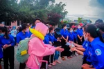 Tàu chở học sinh huyện đảo Phú Quý vào đất liền dự thi bị mắc cạn ngoài khơi nên phải dùng thuyền nhỏ chở học sinh vào bờ (Ảnh CTV)