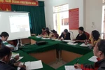 Giáo viên huyện Kỳ Sơn đang nghiên cứu sách giáo khoa lớp 1 (Ảnh CTV) 