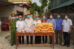 Gạo, dầu ăn, thịt heo...được trao cho những người dân vùng bị phong tỏa tạm thời (Ảnh nhà trường)
