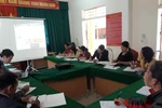 Giáo viên huyện Kỳ Sơn đang được bình chọn sách giáo khoa
