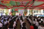 Dù sân trường được lát gạch, học sinh vẫn phải có ghế ngồi (Ảnh Phan Tuyết)