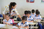 Tìm đâu ra thầy cô tiểu học toàn năng hơn cả máy móc?