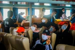 Học sinh Phú Quý trên tàu cao tốc (Ảnh CTV)