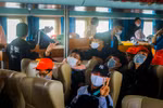 Học sinh Phú Quý trên tàu cao tốc (Ảnh CTV)